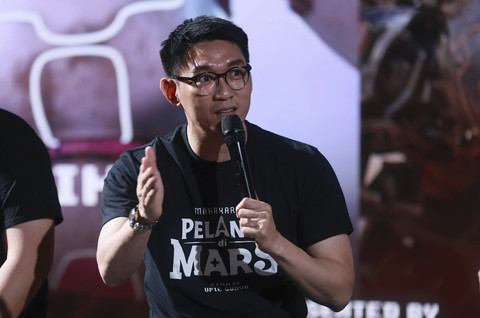 Direktur Utama Produksi Film Negara Riefian Fajarsyah atau Ifan Seventeen menjawab pertanyaan awak media saat sesi konferensi pers film Pelangi di Mars di Pejaten, Jakarta, Kamis, (17/7/2025). Foto: Agus Apriyanto