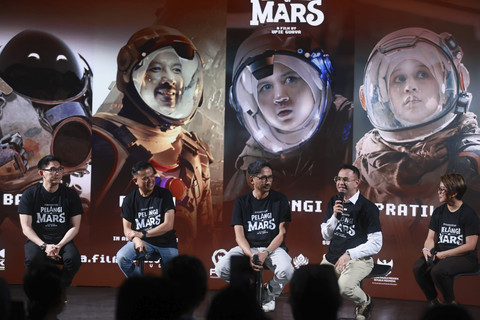 Sesi konferensi pers film Pelangi di ... </div>
<div class=