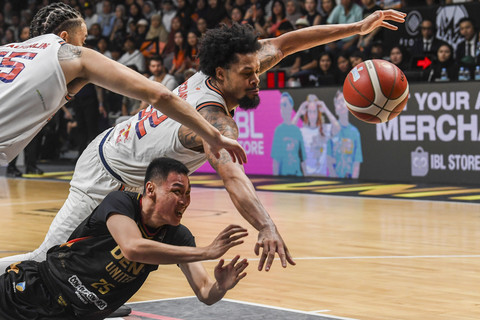 Pebasket Dewa United Banten Dio Tirta Saputra berebut bola dengan pebasket Pelita Jaya Jakarta Jaquori Curtis Mclaughlin dan Kevin Ornell Chapman Mc Daniels pada pertandingan gim pertama final IBL 2025 di Dewa United Arena, Banten, Kamis (17/7/2025). Foto: Galih Pradipta/ANTARA FOTO