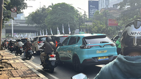 Sejumlah kendaraan terjebak kemacetan di dekat proyek galian di Jalan Gatot Subroto, Jakarta Selatan, Jumat (18/7/2025). Foto: Nasywa Athifah/kumparan