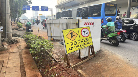 Sejumlah kendaraan melintas di dekat proyek galian di Jalan Gatot Subroto, Jakarta Selatan, Jumat (18/7/2025). Foto: Nasywa Athifah/kumparan