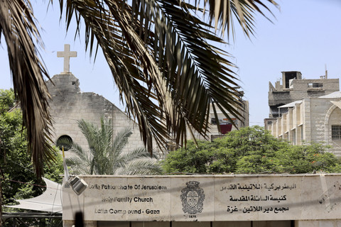 Suasana kerusakan pada gereja Keluarga Kudus dalam serangan Israel di lingkungan Zeitoun, Gaza, Rabu (17/7/2025). Foto: Om... </div>
<div class=