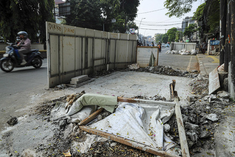 Pengendara sepeda motor melintas di dekat proyek galian di kawasan Matraman, Jatinegara, Jakarta, Jumat (18/7/2025). Foto: Iqbal Firdaus/kumparan