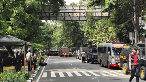 Petugas kepolisian berjaga saat unjuk rasa di depan Pengadilan Negeri Jakarta Pusat, Jumat (18/7/2025). Foto: Jonathan Devin/kumparan