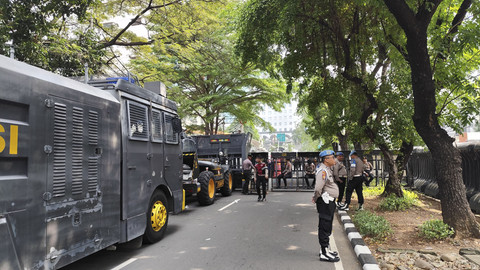 Petugas kepolisian berjaga saat unjuk rasa di depan Pengadilan Negeri Jakarta Pusat, Jumat (18/7/2025). Foto: Jonathan Devin/kumparan