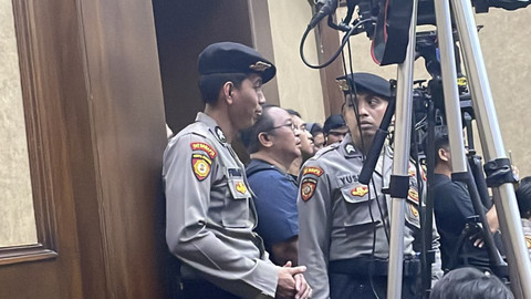 Polisi berjaga di ruang sidang kasus dugaan suap dan perintangan penyidikan Harun Masiku, yang menjerat Sekjen PDIP Hasto Krisiyanto sebagai terdakwa, di Pengadilan Tipikor Jakarta, Jumat (18/7/2025). Foto: Fadhil Pramudya/kumparan