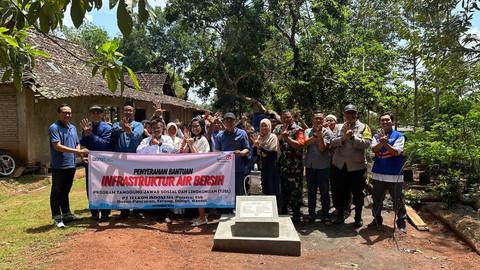 Penyerahan bantuan infrastruktur Air Bersih kepada perwakilan Dusun Pancoran, Terong, Dlingo, Bantul. Foto: Telkom Indonesia