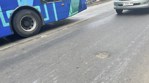 Kondisi bagian jalan yang masih berlubang dan bergelombang di Flyover Pancoran arah Cawang, Jakarta Selatan, Jumat (18/7/2025). Foto: Nasywa Athifah/kumparan