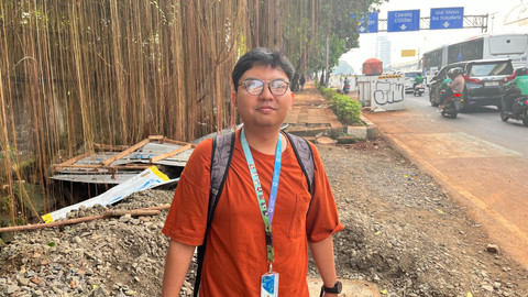 Riki (28), pejalan kaki di Jalan Gatot Subroto arah Cawang, Jakarta Selatan, Jumat (18/7/2025). Foto: Nasywa Athifah/kumparan