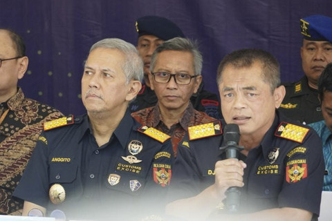 Wakil Menteri Keuangan Anggito Abimanyu dan Direktur Jenderal Bea dan Cukai, Letjen TNI (Purn) Djaka Budhi Utama, dalam konferensi pers di Kantor Bea Cukai Kediri, Jumat (18/7/2025). Foto: Dok. Bea Cukai