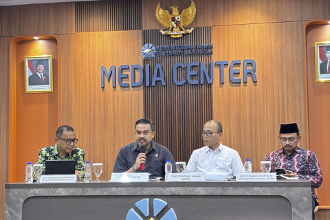 Menteri Usaha Mikro Kecil dan Menengah (UMKM) Maman Abdurrahman dan dan jajarannya dalam konferensi pers di Kantor Kementerian UMKM, Jumat (18/7/2025). Foto: Ave Airiza Gunanto/kumparan