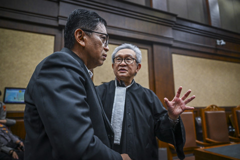 Terdakwa kasus dugaan suap pergantian antarwaktu untuk anggota DPR Harun Masiku dan perintangan penyidikan Hasto Kristiyanto berbincang dengan kuasa hukum Maqdir Ismail saat sidang pembacaan duplik di Pengadilan Tipikor, Jakarta, Jumat (18/7/2025) Foto: Bayu Pratama S/ANTARA FOTO