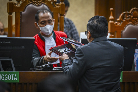 Hasto Kristiyanto menyerahkan buku duplik kepada hakim di Pengadilan Tipikor Jakarta, Jumat (18/7/2025). Foto: Bayu Pratama S/ANTARA FOTO