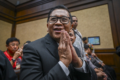 Terdakwa kasus dugaan suap pergantian antarwaktu (PAW) untuk anggota DPR Harun Masiku dan perintangan penyidikan Hasto Kristiyanto memberikan salam sebelum menjalani sidang pembacaan duplik di Pengadilan Tipikor, Jakarta, Jumat (18/7/2025). Foto: Bayu Pratama S/ANTARA FOTO