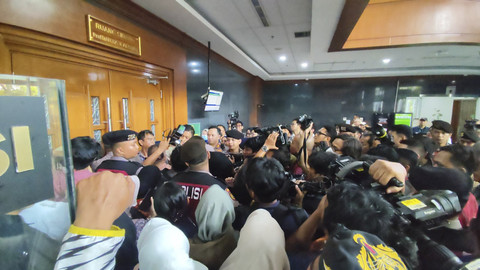 Sejumlah orang berebut masuk ruang sidang jelang vonis mantan Mendag Thomas Trikasih Lembong di Pengadilan Negeri Jakarta Pusat, Jumat (18/7/2025). Foto: Jonathan Devin/kumparan
