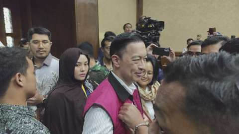 Menteri Perdagangan (Mendag) RI 2015-2016, Thomas Trikasih Lembong atau Tom Lembong, tiba menjalani sidang putusan terkait kasus dugaan korupsi importasi gula, di Pengadilan Tipikor Jakarta, Jumat (18/7/2025). Foto: Fadhil Pramudya/kumparan