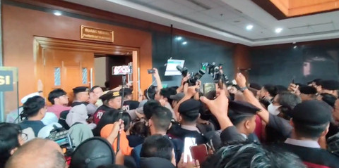 Suasana di depan pintu masuk ruang sidang Tom Lembong, Jumat (18/7/2025). Dok: Jonathan/kumparan