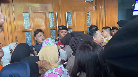 Suasana di depan pintu masuk ruang sidang Tom Lembong, Jumat (18/7/2025). Dok: Jonathan/kumparan