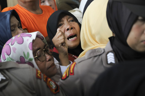 Emak-emak pendukung Tom Lembong di Pengadilan Tipikor Jakarta, Jumat (18/7/2025). Foto: Iqbal Firdaus/kumparan
