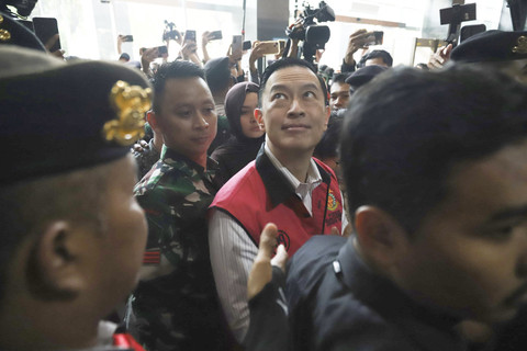 Terdakwa kasus dugaan korupsi impor gula Thomas Trikasih Lembong atau Tom Lembong memasuki ruangan untuk mengikuti sidang vonis di Pengadilan Tipikor, Jakarta, Jumat (18/7/2025). Foto: Iqbal Firdaus/kumparan