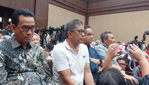 Refly Harun, Rocky Gerung, Anies Baswedan, Saut Situmorang. Mereka menyaksikan sidang vonis Tom Lembong di Pengadilan Tipikor Jakarta, Jumat (18/7/2025). Dok: Jonathan/kumparan