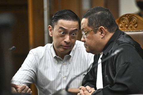 Terdakwa kasus dugaan korupsi impor gula, Thomas Trikasih Lembong atau Tom Lembong (kiri) berbicara dengan salah satu kuasa hukumnya di sela sidang pembacaan vonis di Pengadilan Tipikor, Jakarta, Jumat (18/7/2025). Foto: Bayu Pratama S/ANTARA FOTO