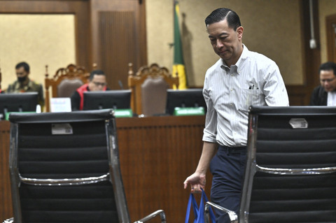 Terdakwa kasus dugaan korupsi impor gula, Thomas Trikasih Lembong atau Tom Lembong bersiap menjalani sidang pembacaan vonis di Pengadilan Tipikor, Jakarta, Jumat (18/7/2025). Foto: Bayu Pratama S/ANTARA FOTO