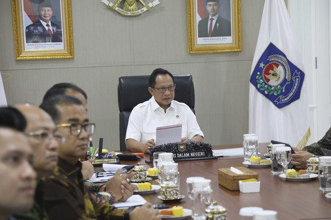 Mendagri Tito Karnavian saat Rapat Koordinasi Sosialisasi Pembangunan Satuan Pelayanan Pemenuhan Gizi (SPPG), Persiapan Launching Koperasi Desa/Kelurahan Merah Putih, serta Perayaan HUT ke-80 RI Tahun 2025. Foto: Dok. Kemendagri