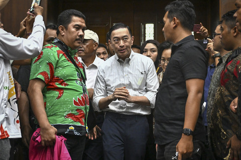 Terdakwa kasus dugaan korupsi impor gula, Thomas Trikasih Lembong atau Tom Lembong (tengah) memasuki ruangan untuk menjalani sidang pembacaan vonis di Pengadilan Tipikor, Jakarta, Jumat (18/7/2025). Foto: Bayu Pratama S/ANTARA FOTO