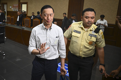 Terdakwa kasus dugaan korupsi impor gula, Thomas Trikasih Lembong atau Tom Lembong kiri) bersiap menjalani sidang pembacaan vonis di Pengadilan Tipikor, Jakarta, Jumat (18/7/2025). Foto: Bayu Pratama S/ANTARA FOTO