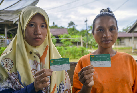 Menunjukkan kartu BPJS: Dua warga menunjukan kartu BPJS Kesehatan sebelum berobat di Polindes Desa Matotonan, Siberut Selatan, Mentawai, Sumatera Barat. Foto: Iggoy el Fitra/ANTARA FOTO