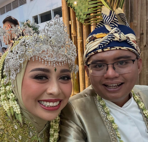 Anak Gubernur Jawa Barat Dedi Mulyadi, Maula Akbar, menikah dengan Wakil Bupati Garut, Luthfianisa Putri Karlina, putri Kapolda Metro Jaya Irjen Karyoto, Rabu (16/7/2025).
Foto: Instagram/ @putri.karlina14