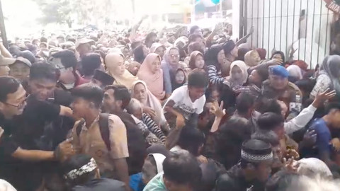 Masyarakat Garut berdesak-desakan di pesta rakyat merayakan pernikahan Wabub Garut Putri Karlina dan Maula Akbar, anggota DPRD Jabar sekaligus anak Gubernur Jabar Dedi Mulyadi, Jumat (18/7/2025) Foto: Dok. Istimewa