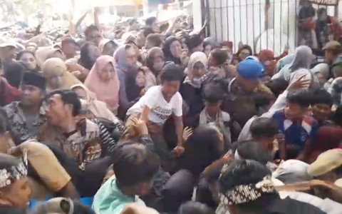 Masyarakat Garut berdesak-desakan di pesta rakyat merayakan pernikahan Wabub Garut dan Maula Akbar, anak Gubernur Jabar Dedi Mulyadi, Jumat (18/7/2025) Foto: Dok. Istimewa
