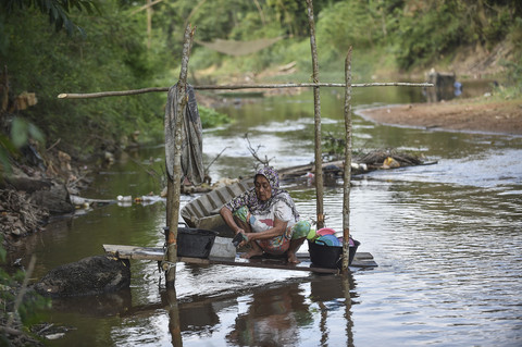 Warga mencuci peralatan dapur di Sungai Kumpeh yang surut di Desa Sumber Jaya, Muaro Jambi, Jambi, ...                    </div>

                    <div class=