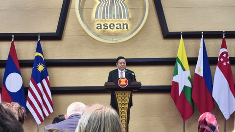 Sekretaris Jenderal ASEAN, Kao Kim Hourn, memparkan Hasil Pertemuan Menteri Luar Negeri ASEAN ke-58 dan Pertemuan Terkait di Kantor Sekretariat ASEAN, Jakarta, Jumat (18/7). Foto: Thomas Bosco/kumparan