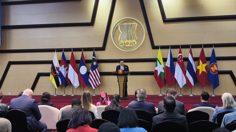 Sekretaris Jenderal ASEAN, Kao Kim Hourn, memparkan Hasil Pertemuan Menteri Luar Negeri ASEAN ke-58 dan Pertemuan Terkait di Kantor Sekretariat ASEAN, Jakarta, Jumat (18/7). Foto: Thomas Bosco/kumparan