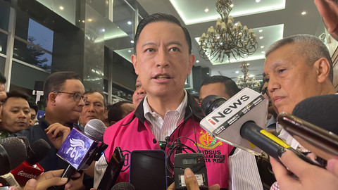Menteri Perdagangan (Mendag) RI 2015-2016, Thomas Trikasih Lembong atau Tom Lembong, menjawab pertanyaan wartawan usai divonis 4,5 tahun penjara, terkait kasus dugaan korupsi importasi gula, di Pengadilan Tipikor Jakarta, Jumat (18/7/2025). Foto: Fadhil Pramudya/kumparan