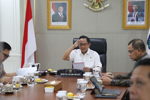 Mendagri Tito Karnavian dalam rapat koordinasi SPPG dll secara virtual di kantor Kemendagri, Jakarta, Jumat (18/7/2025). Foto: Dok Kemendagri