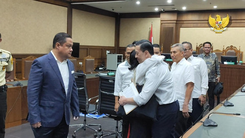 Momen Tom Lembong peluk istrinya, Franciska Wihardja di Pengadilan Negeri Jakarta Pusat, Jumat (18/7). Foto: Jonathan Devin/kumparan