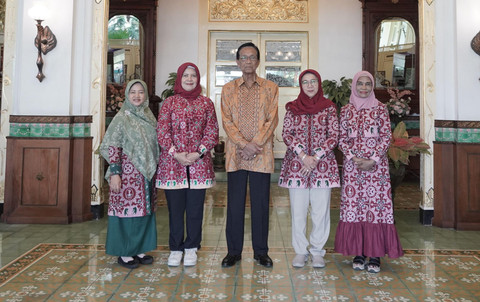 Gubernur DIY, Sultan HB X, foto bersama Pengurus Pusat PERDOSRI, Jumat (18/7). Foto: Pemda DIY