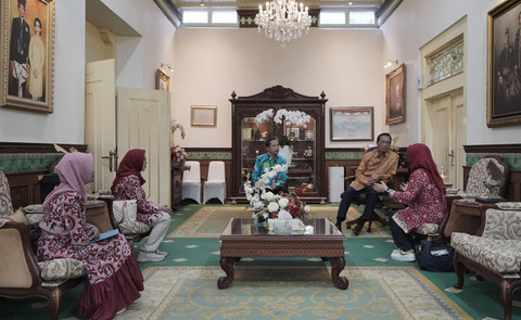 Sultan HB X menerima audiensi dari Pengurus Pusat PERDOSRI, Jumat (18/7). Foto: Pemda DIY
