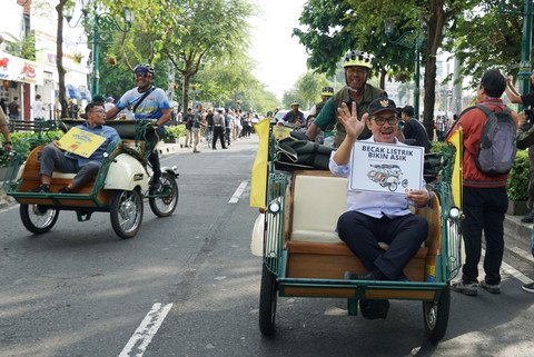 Wali Kota Yogyakarta, Hasto Wardoyo, saat menaiki becak kayuh, Jumat (18/7). Foto: Pemkot Yogya
