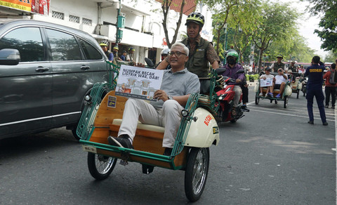 Penjabat Sekda DIY, Aria Nugrahadi, saat menaiki becak kayuh, Jumat (18/7). Foto: Pemkot Yogya