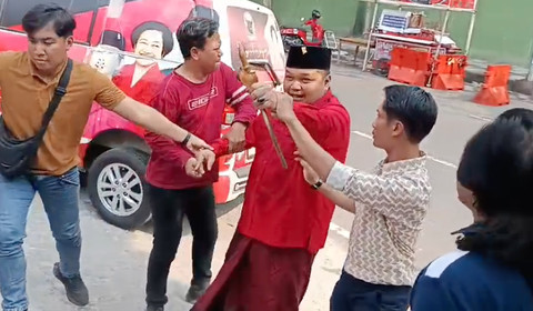 Achmad Hidayat, kader PDI Perjuangan (PDIP) Kota Surabaya, hampir melakukan aksi bakar diri di depan Kantor DPC PDIP Surabaya, Jumat (18/7/2025). Foto: Dok. Istimewa