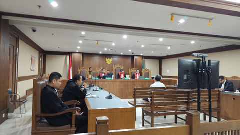 Sidang pembacaan putusan mantan Direktur Pengembangan Bisnis PT Perusahaan Perdagangan Indonesia (PPI), Charles Sitorus, dalam kasus korupsi importasi gula di Pengadilan Tipikor Jakarta, Jumat (18/7). Foto: Jonathan Devin/kumparan