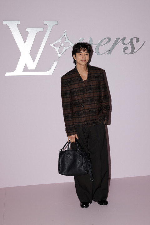 Aktor dan model Korea Selatan Gong Yoo berpose dalam sesi pemotretan menjelang koleksi Louis Vuitton Menswear Ready-to-wear Fall-Winter 2025/2026 sebagai bagian dari Paris Fashion Week, di Paris pada 21 Januari 2025. Foto: Thibaud Moritz / AFP