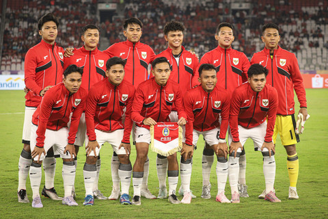 Pemain Timnas Indonesia U-23 foto bersama dalam matchday kedua Grup B Piala AFF U-23 2025 melawan timnas Filipina di Stadion Utama GBK, Jakarta, pada Jumat (18/7). Foto: Iqbal Firdaus/kumparan