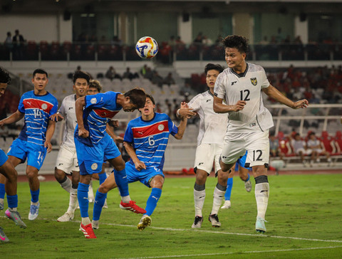 Pemain Timnas Indonesia U-23, Hokky Caraka Bintang Brilliant (12) berusaha menembus pertahanan timnas Filipina dalam matchday kedua Grup B Piala AFF U-23 2025 di Stadion Utama GBK, Jakarta, pada Jumat (18/7). Foto: Iqbal Firdaus/kumparan