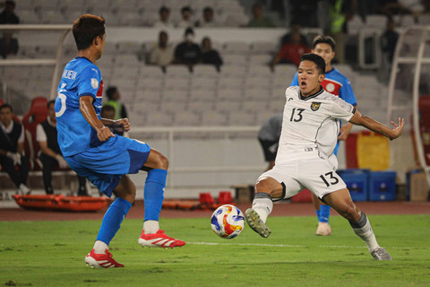 Pemain Timnas Indonesia U-23, Muhammad Alfharezzi Buffon (13) berusaha menembus pertahanan timnas Filipina dalam matchday kedua Grup B Piala AFF U-23 2025 di Stadion Utama GBK, Jakarta, pada Jumat (18/7). Foto: Iqbal Firdaus/kumparan